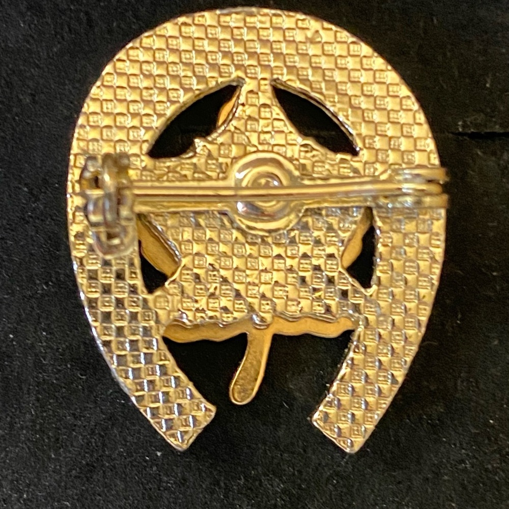 Canadian 1 inch Maple Leaf Horseshoe Brooch or Pin - Picture 5 of 6